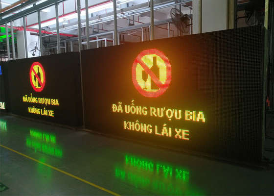 P10 signalisation dynamique adaptée aux besoins du client Smart City avertissant l'affichage à LED