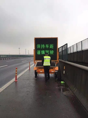 Table des messages mobile du trafic des panneaux routiers LED de Van Trailer VMS de camion