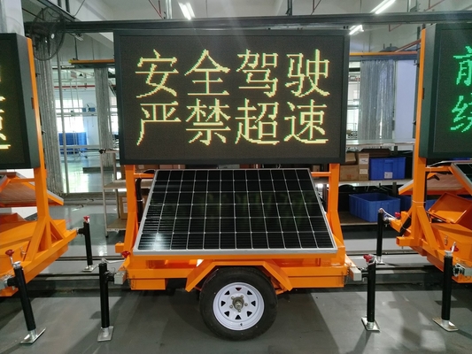 La remorque mobile d'IP56 VMS signe le panneau d'affichage de publicité de Digital LED