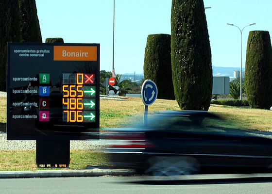 L'IMMERSION VMS de SMD affichage à LED le logo adapté aux besoins du client par table des messages se garant extérieur
