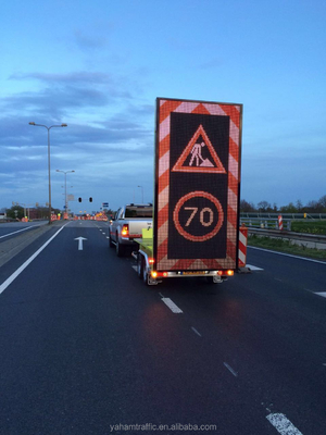 Tout dans une remorque d'IP56 VMS signe l'affichage de publicité polychrome